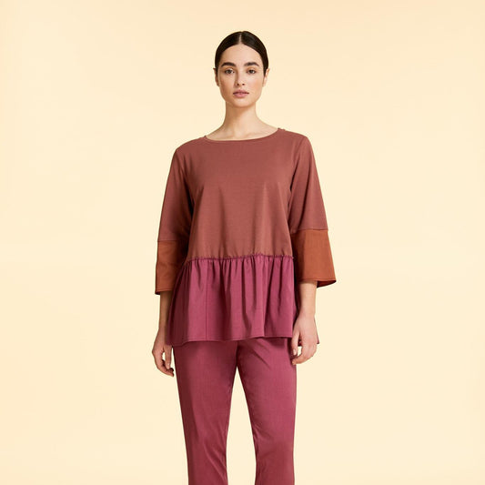Elegant T-shirt VARIETA with feminine basque, loose sleeves, and round neckline made from cotton-polyester blend