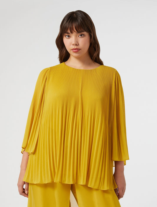 This flared blouse Gatti in nuanced pleated georgette fabric has been designed to be noticed. Ideal for adding a graphic and feminine touch to your style.
The garment is part of the Persona by Marina Rinaldi collection.