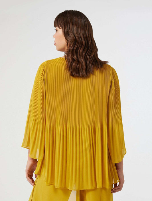 Italian Plus Size Gatti Blouse in pleated georgette with 3/4 sleeves, lightweight and flared design for feminine style