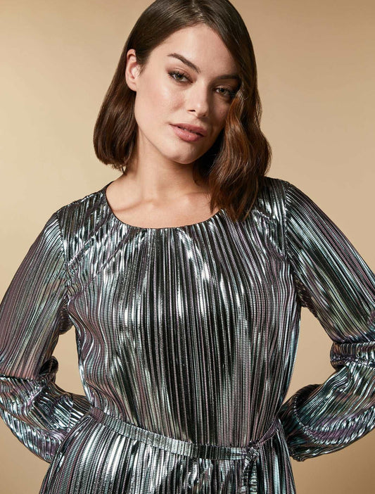 Shimmering pleated midi dress with round neckline and adjustable waist belt