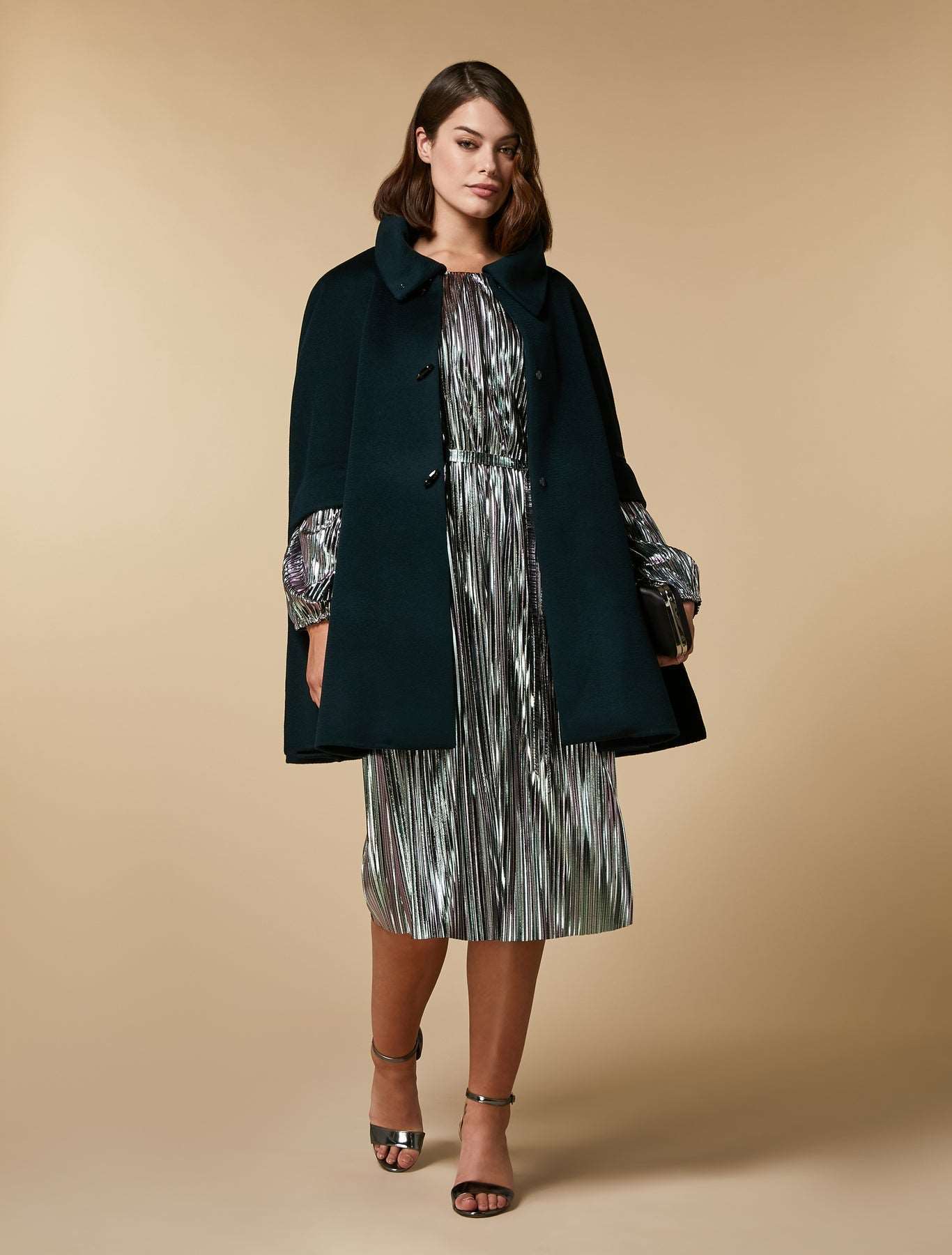 Shimmering pleated midi dress with round neckline and elastic cuff sleeves, adjustable waist belt