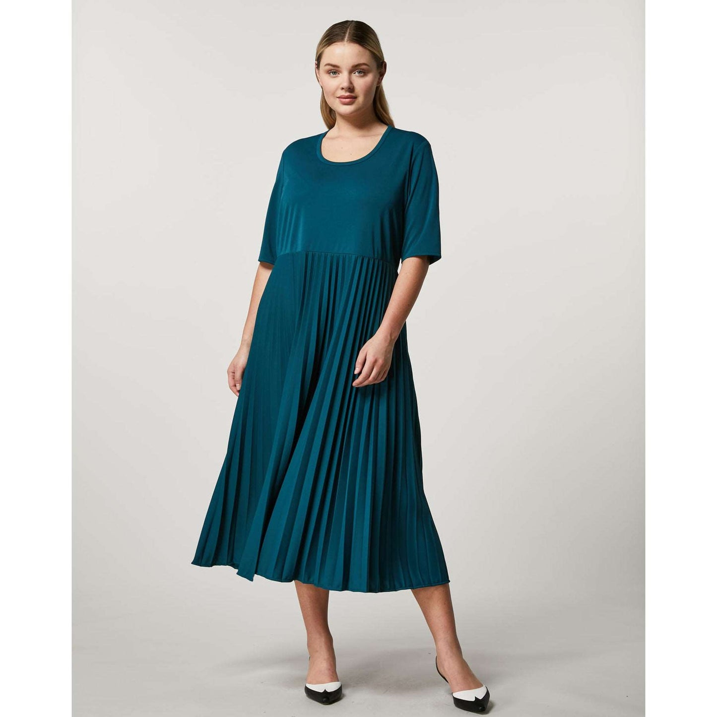 This round-neck jersey dress boasts a soft and comfortable fabric, short sleeves, and a stylish plissé-pleated skirt.