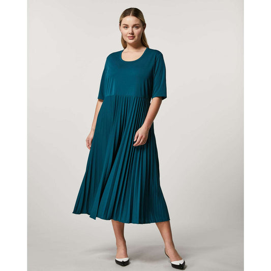 This round-neck jersey dress boasts a soft and comfortable fabric, short sleeves, and a stylish plissé-pleated skirt. 