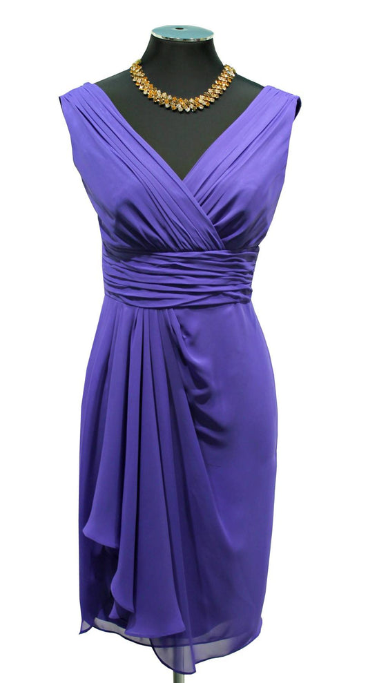 Elegant sleeveless DECANO dress with V-neckline, draped bodice, and wide waist belt for evening wear