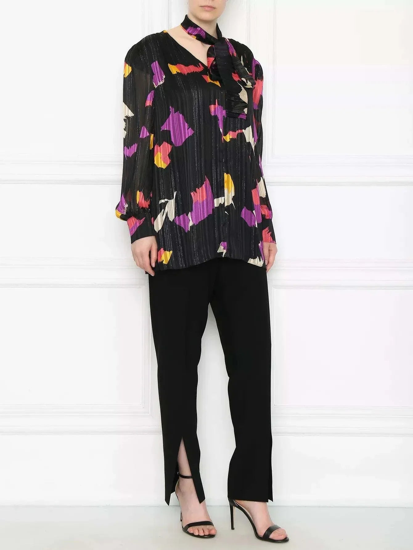 Elegant georgette blouse with metallic thread, gathered sleeves, V-neck and versatile bow for festive and business events.
