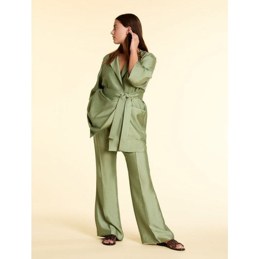 Woman wearing green linen with lyocell wide trousers with pleats and side pockets