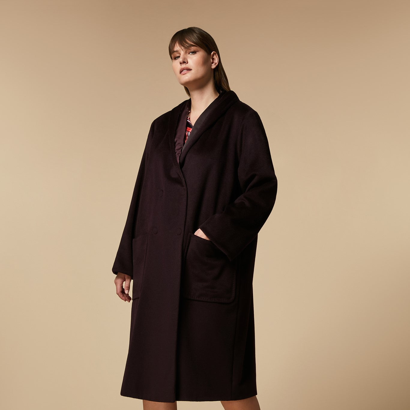 Reversible coat with one side made of pure wool fabric and the other side is water-repellent duchess fabric, in addition to handmade tailor stitches.