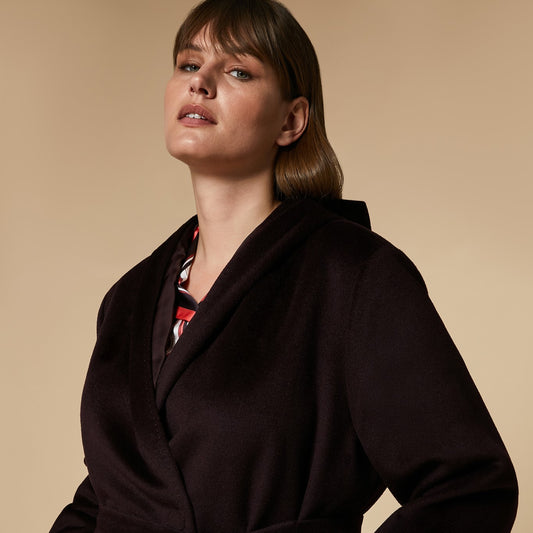 Reversible coat, lined, scarf collar, double-breasted magnetic closure, belt, patch pockets. on one side and slit pockets on the other side.