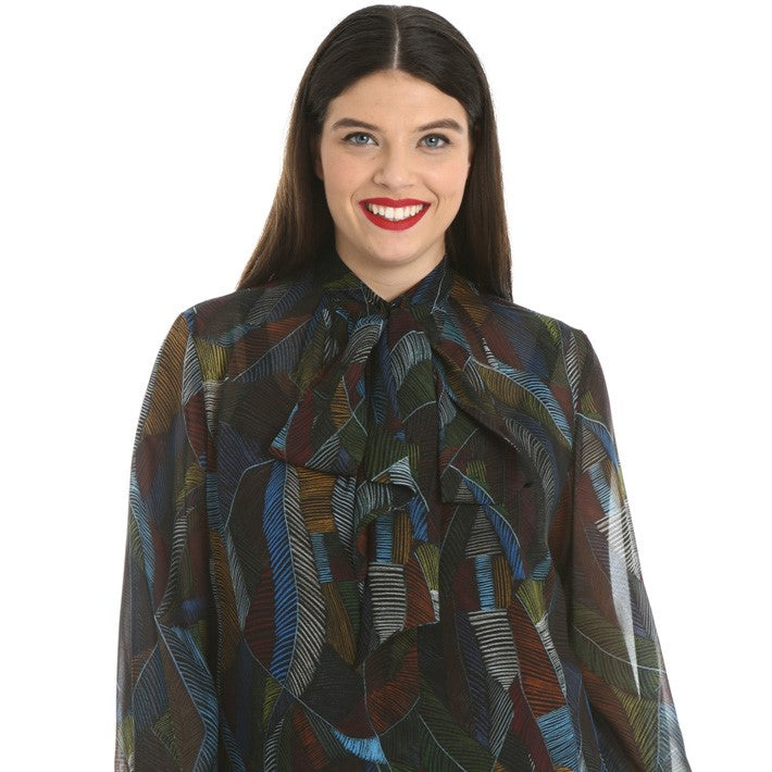 Blouse BACCO from the Marina Rinaldi brand in georgette, with a lining in the form of a top, a stand-up collar with a fastener and a bow. Long flared sleeves gathered at high cuffs. There are slits on the sides of the blouse for a better fit. Print - blue peacock