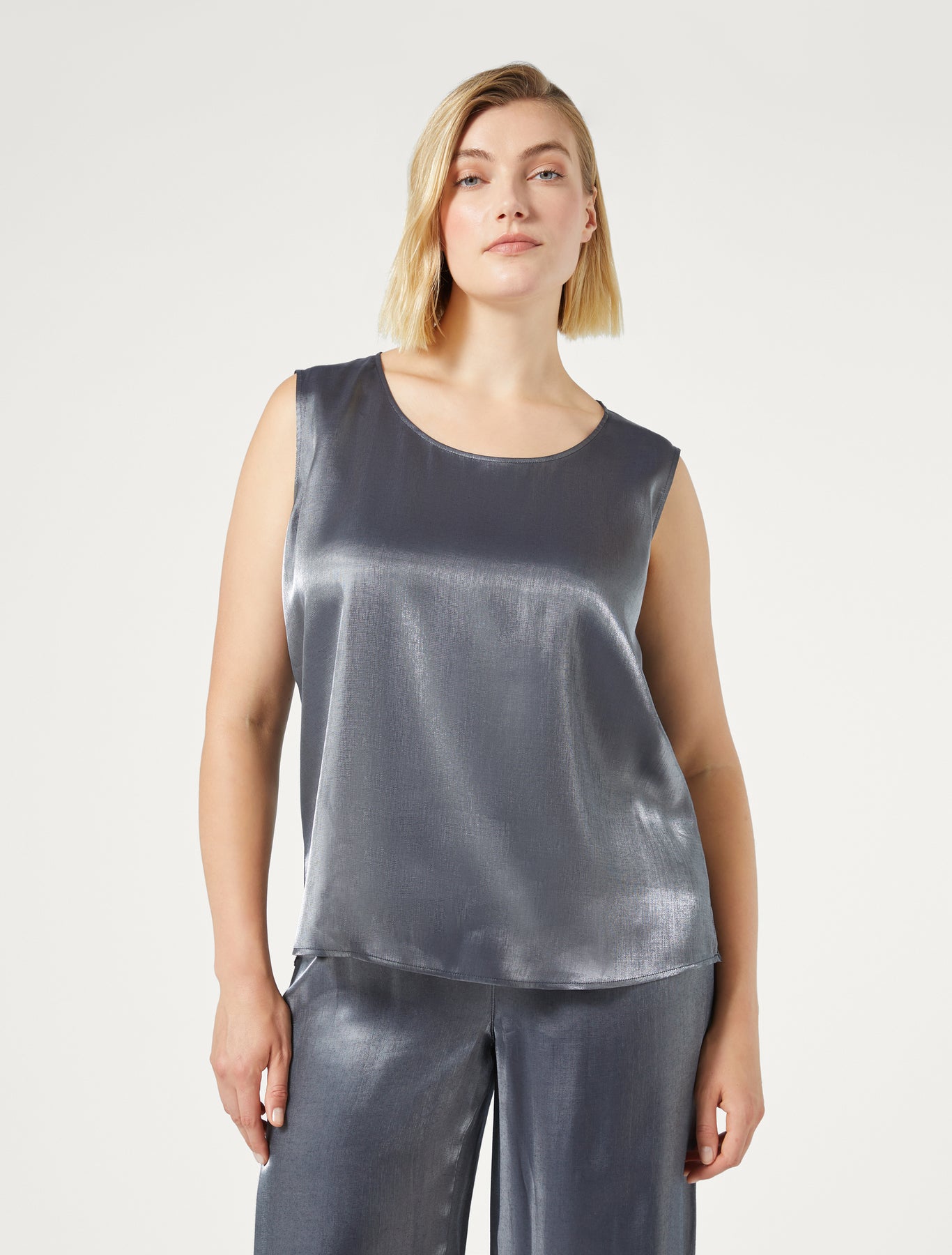 Expertly crafted from high-quality viscose, Top MADRE brand Persona by Marina Rinaldi is a versatile and easy-to-wear piece. With a round neckline and attachable short sleeves, this straight-cut top can be worn on its own or layered under a jacket for a polished look. Perfect for any occasion.  Compositsion:73% viscose, 27% polyester.