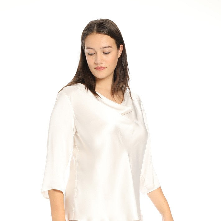 Add a touch of elegance to your wardrobe with the Baciare brand Marina Rinaldi shirt. This stylish blouse features a semi-collar and 3/4 sleeves, making it perfect for both formal and casual occasions