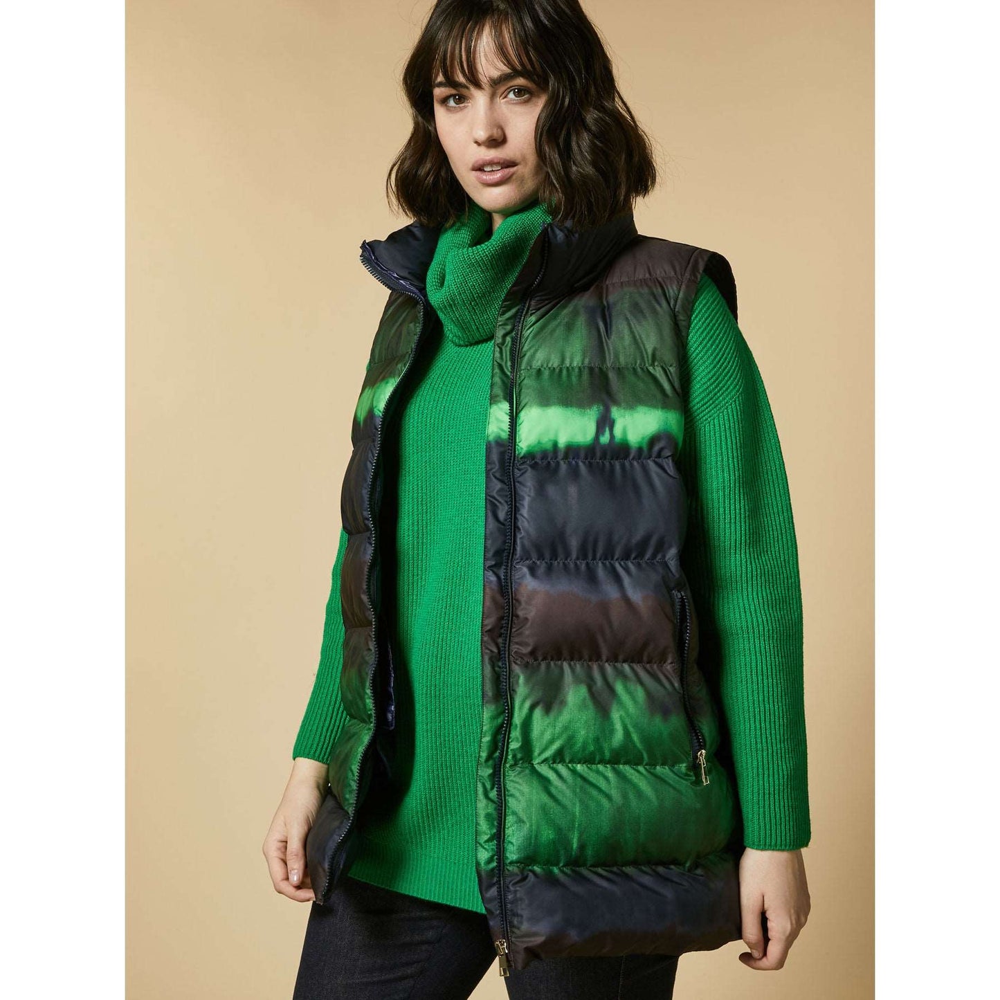 Short flared down jacket in water-repellent printed fabric featuring a high collar and welt pockets