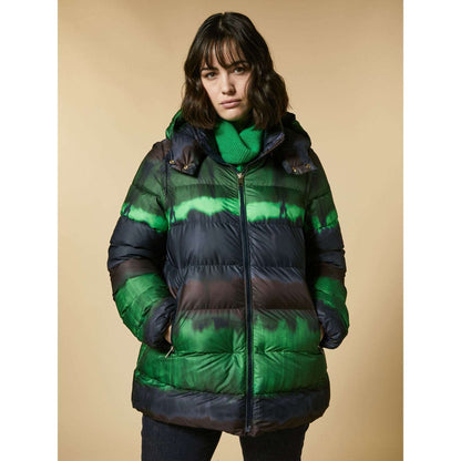 Short flared down jacket in water-repellent printed fabric featuring a high collar and welt pockets, in addition to a removable hood and long sleeves. Zip fastening. Padded with vegan-friendly wadding.