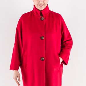 Coat ORIANA is made of natural wool. Beautiful crimson-red color. Raglan sleeves, stand-up collar, welt pockets, button closure. Fully lined.