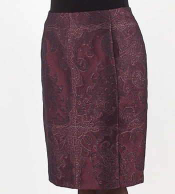 Crafted from elegant printed taffeta, this skirt features a hidden closure and is fully lined for a sophisticated look. A convenient slot at the bottom allows for easy walking