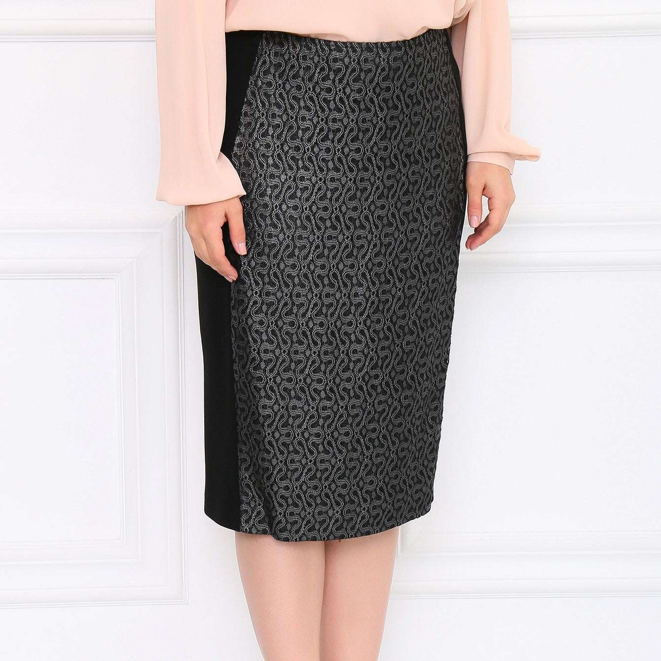 Elegant lined jersey pencil skirt. Printed lace panel on the front. Waistband. High-waisted. Zipper closure.