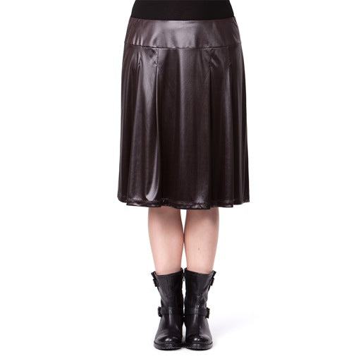 Woman wearing knee-length loose-fit skirt OMBRETTA in faux leather with yoke waist and full lining