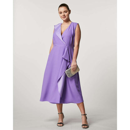 Midi dress in crepe envers satin, finished with elegant flounce details that create a matt/gloss effect. V-neck, detachable short sleeves, flared design with horizontal cut, for a contemporary fit. 