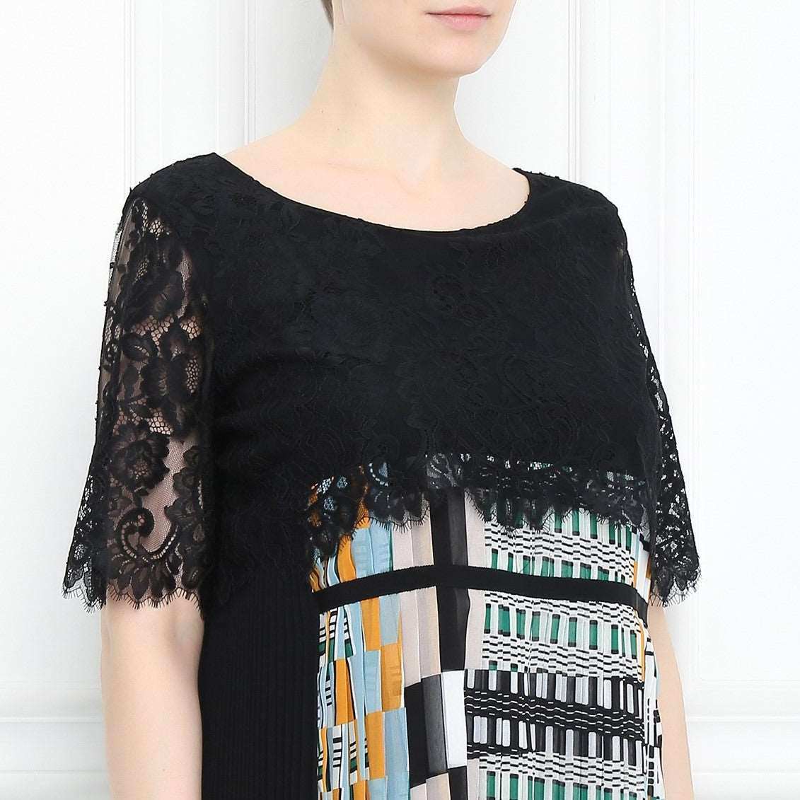 Blouse BREVE with delicate pleats and lace sleeves in elegant design