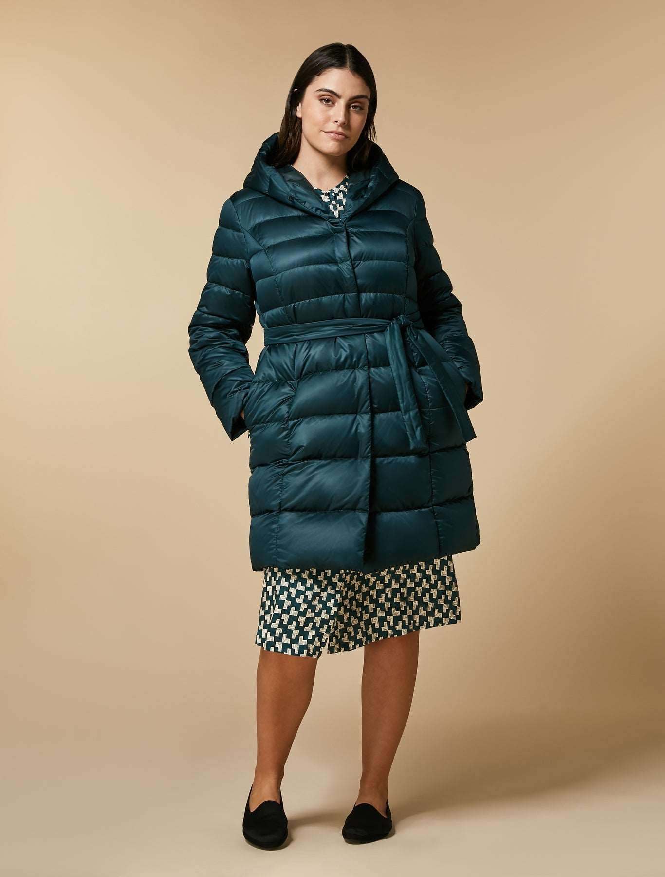 Reversible two-tone down coat PIETRO with quilted satin and duck feather padding, featuring adjustable belt and hood with collar.