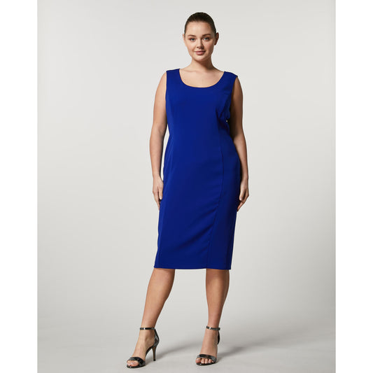 Princess dress in elegant cady with round neckline, short detachable sleeves, zip fastening and slit at the hem on the back. Pencil line, for a feminine fit. A key piece with feminine elegance