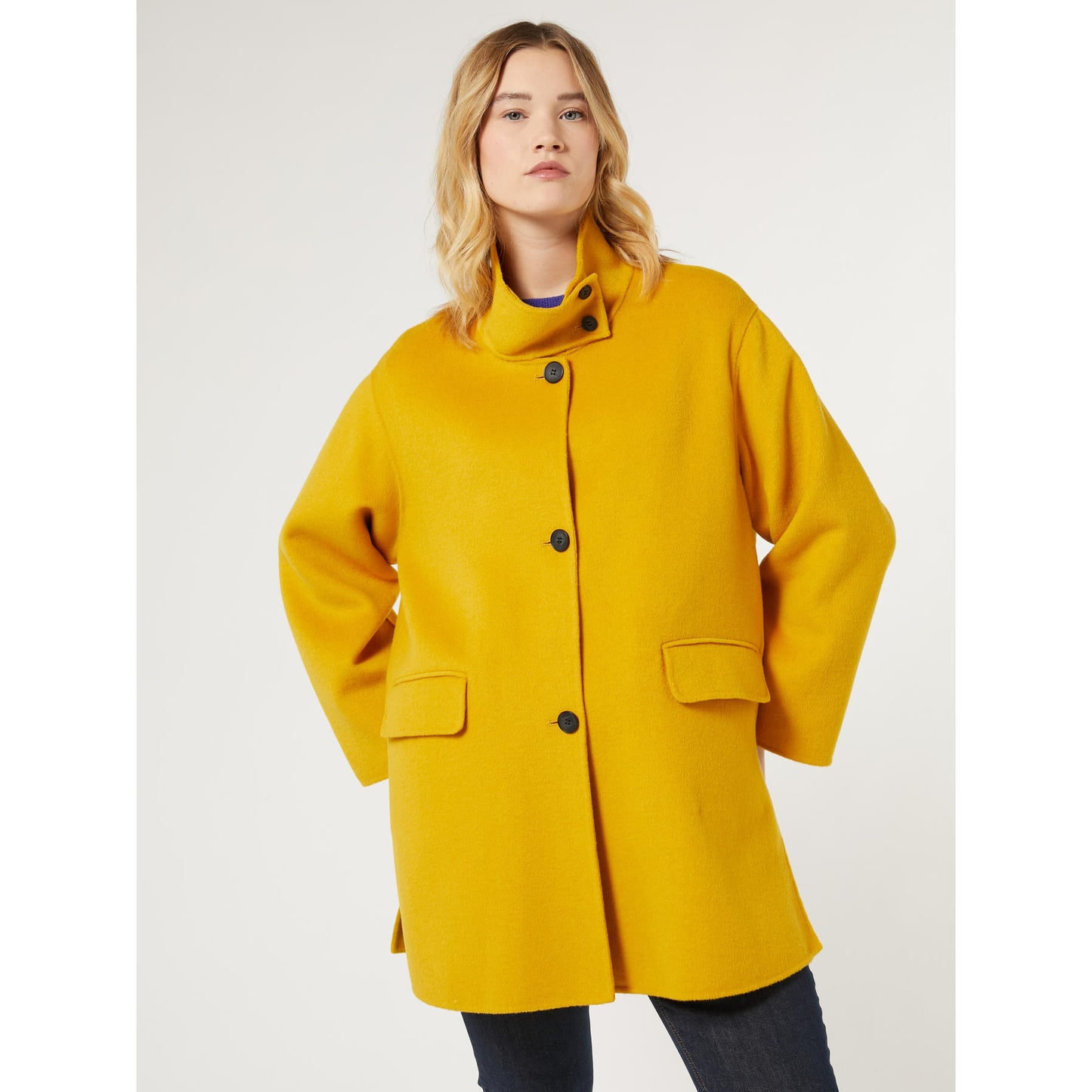 This short coat BERMUDA in double-layer wool, hand-stitched by Persona Marina Rinaldi, is perfect for city life or travel. With a stand-up collar, long sleeves and flap pockets, it offers both style and functionality. A must-have for any wardrobe. Composition: 100% wool
