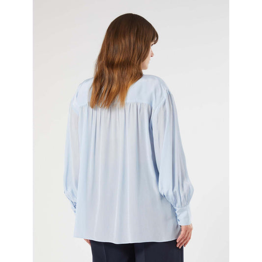 Woman wearing Georgette blouse EFETTO with sash and gathered shoulders in light fabric