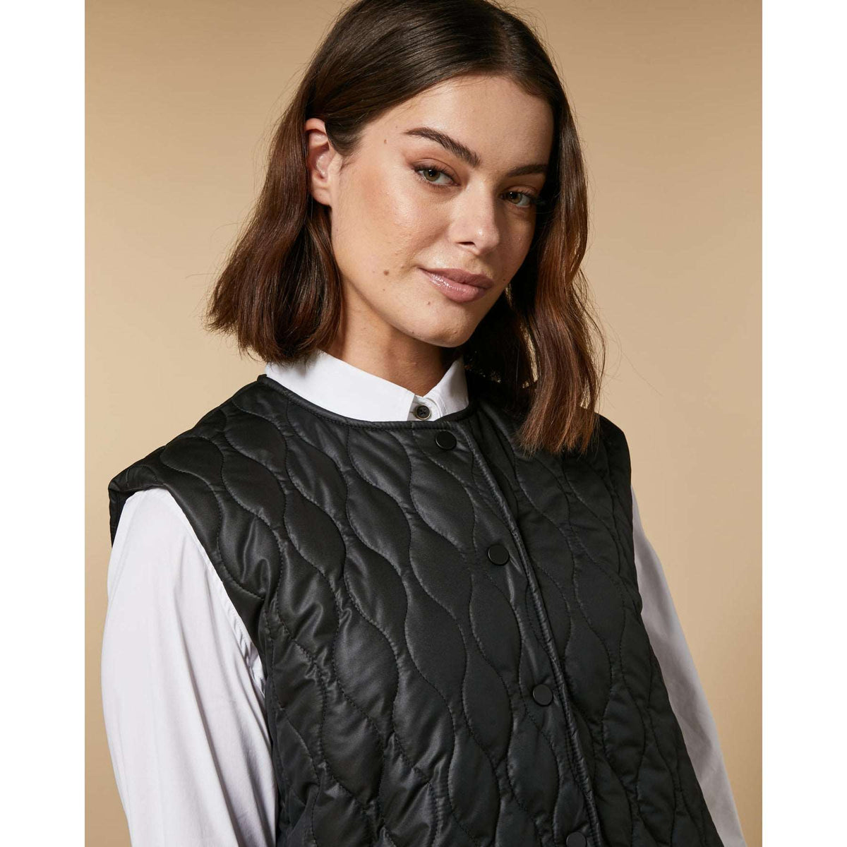 Down vest PAOLINO in black matte technical poplin with onion quilt pattern, snap fastening, and rounded collar.