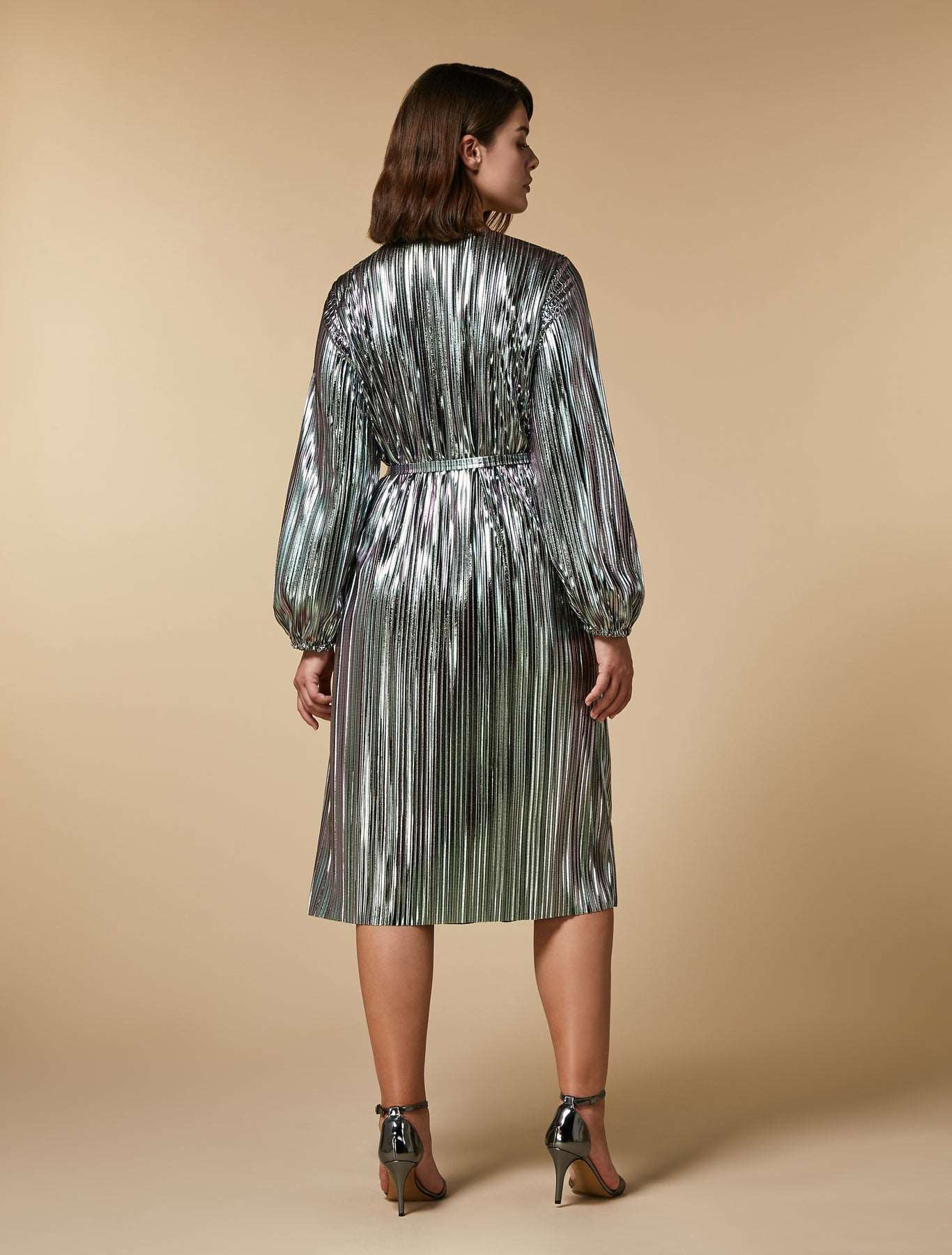 Shimmering pleated midi dress with round neckline, elastic cuffs, and adjustable waist belt