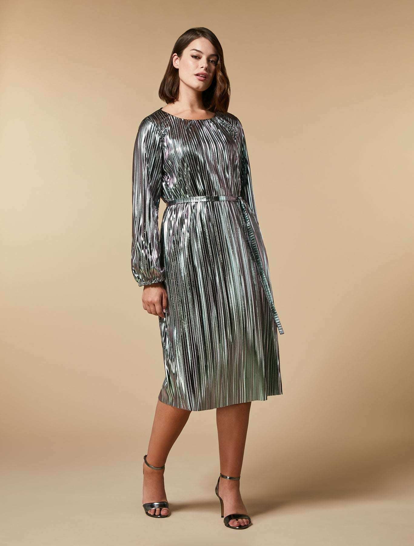 Shimmering pleated midi dress with round neckline, elastic cuffs, and adjustable waist belt