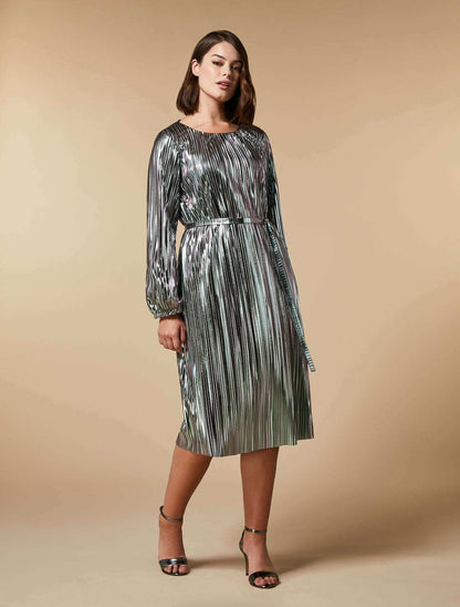 Shimmering pleated midi dress with round neckline, elastic cuffs, and adjustable waist belt