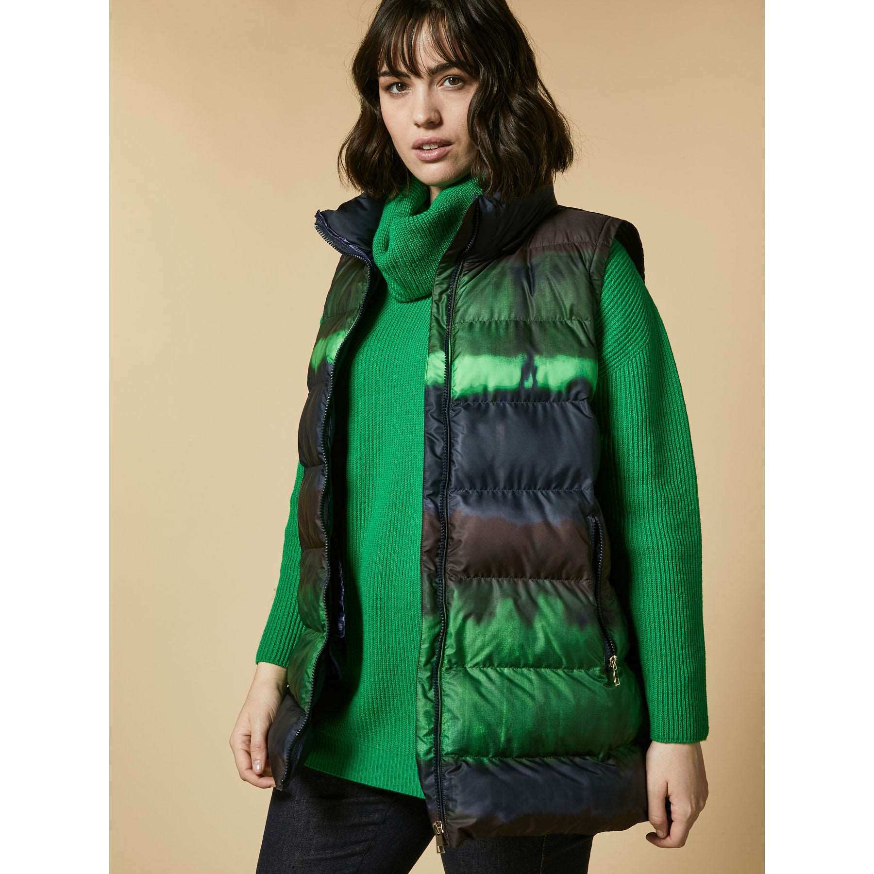 Short flared down jacket-transformer in water-repellent printed fabric with high collar and removable hood