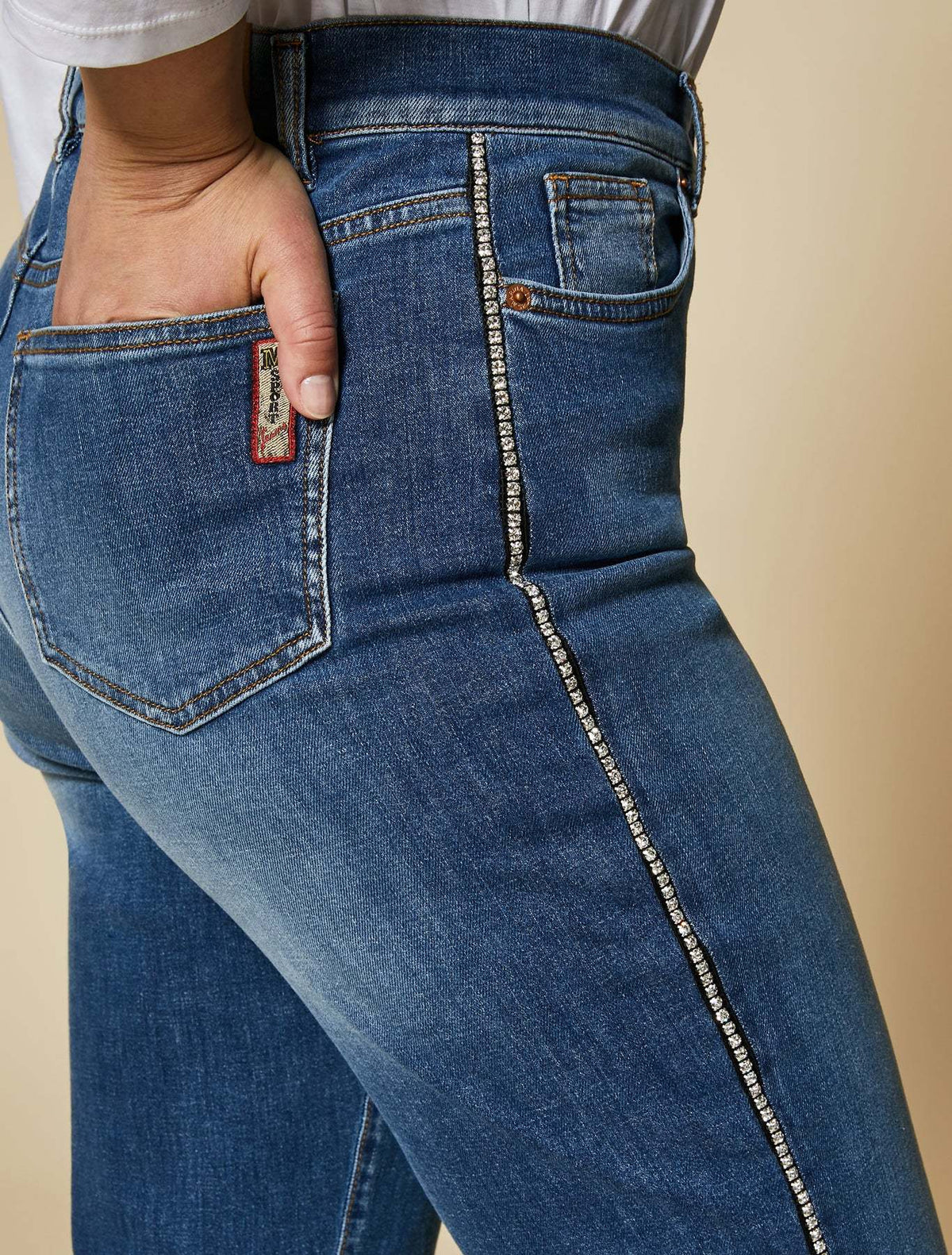 IDEALE jeans in blue stretch denim with crystal rhinestone stripes along the side seams and classic five-pocket design.
