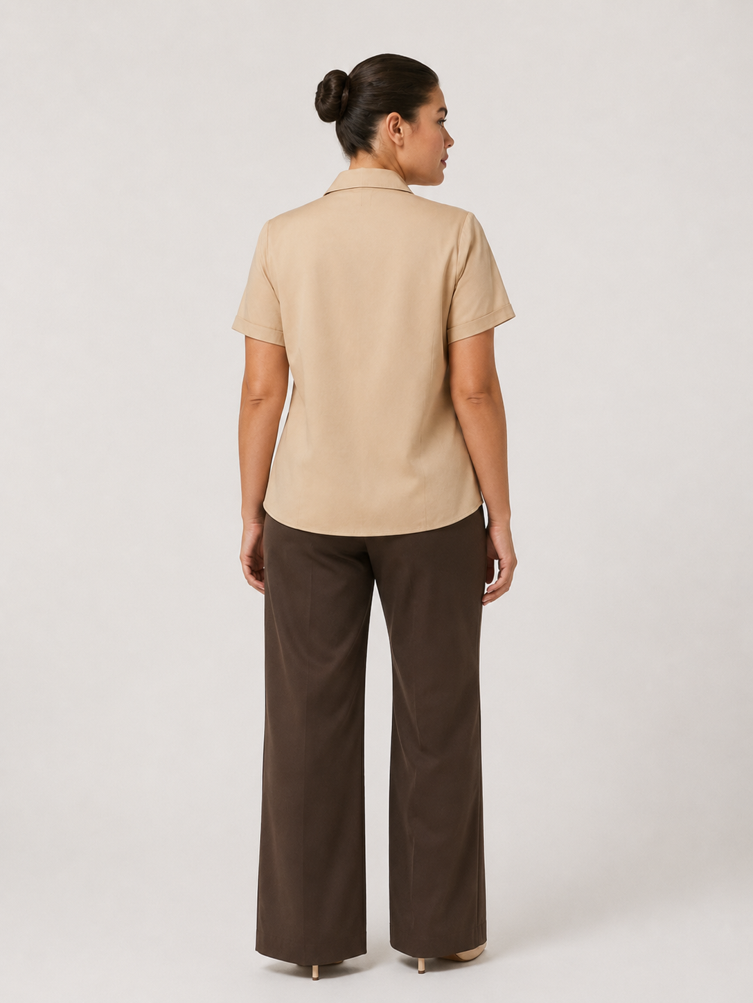 Sand-colored GANES cotton shirt with short sleeves and fitted silhouette