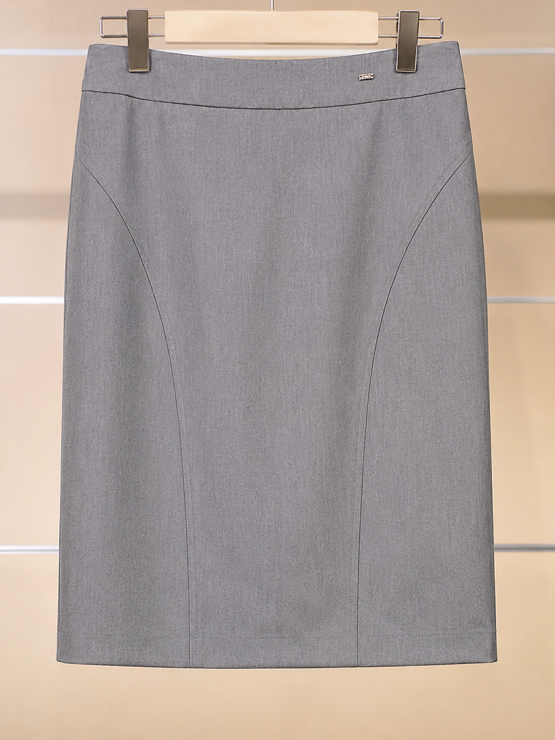 The CEREDIG skirt from Persona by Marina Rinaldi is a versatile essential designed for a polished, professional look. Crafted from a blended fabric with viscose and elastane, it offers both comfort and a flattering fit