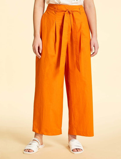 Wide-cut cotton poplin trousers with elastic waistband, belt loops, front pleats, removable belt, and side pockets in orange, purple, and green colors