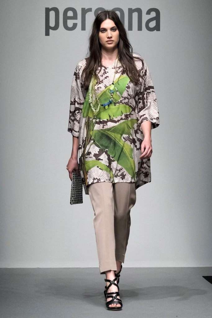 Fauna tunic with animal print and green tropical leaves, V-neck, 3/4 sleeves, lightweight polyester fabric