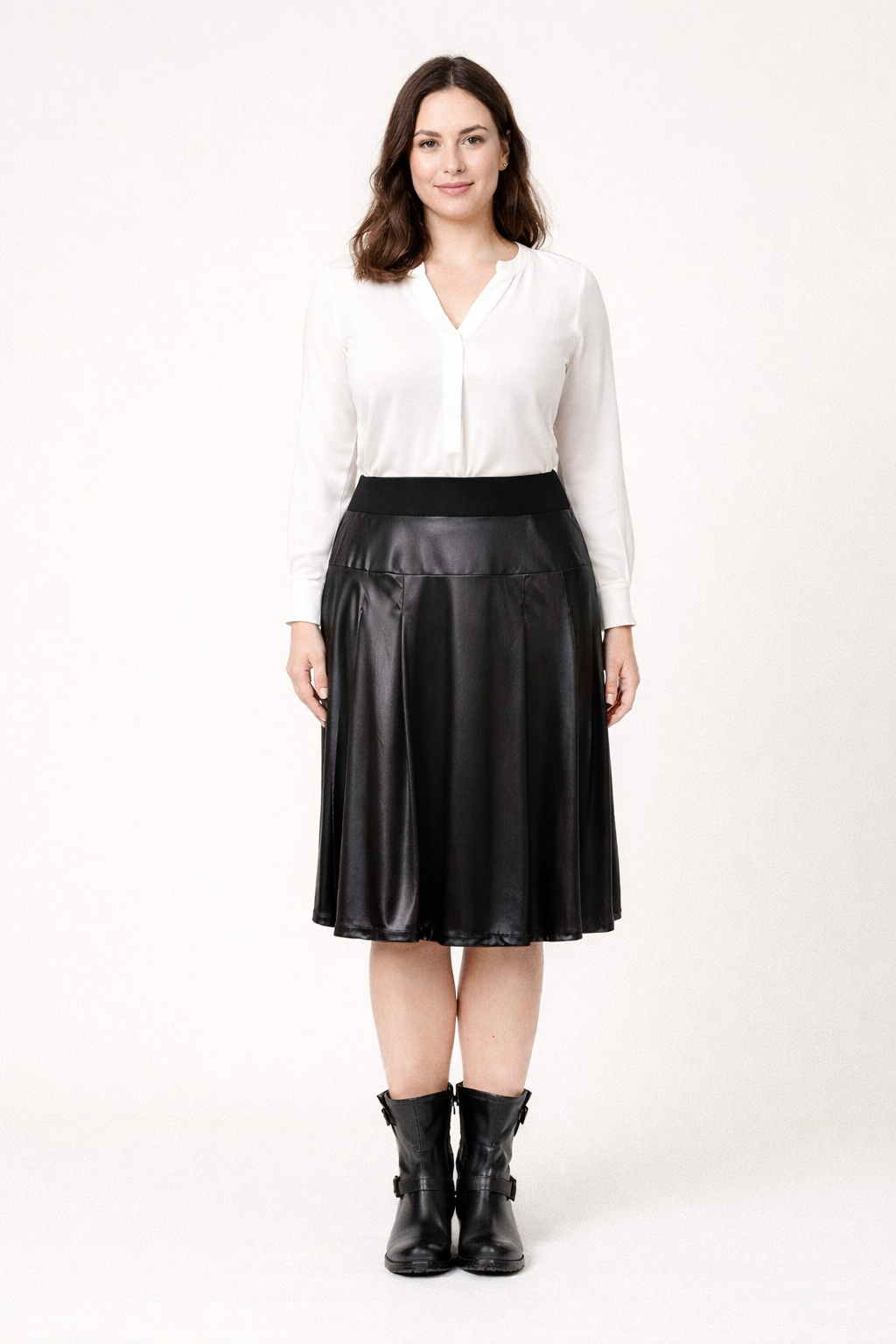 Woman wearing knee-length loose-fit skirt OMBRETTA in faux leather with yoke waist and full lining